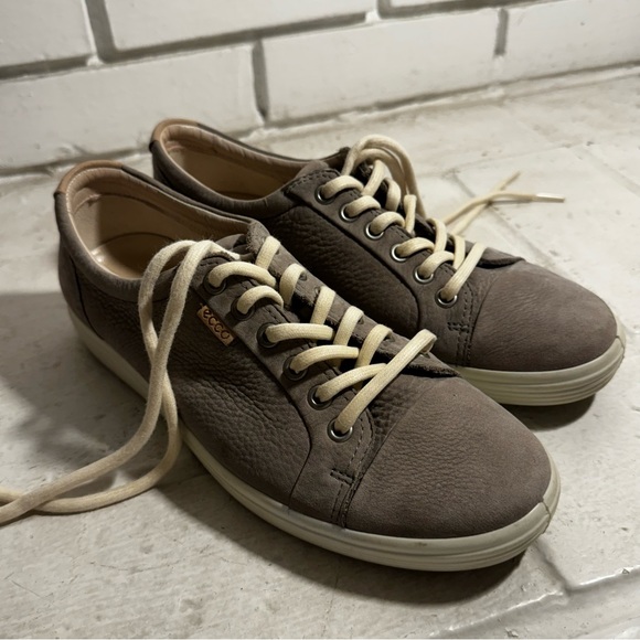 ECCO Women's Warm Gray Nubuck Casual Soft Lace-Up Sneaker Sz 8 - Picture 2 of 10